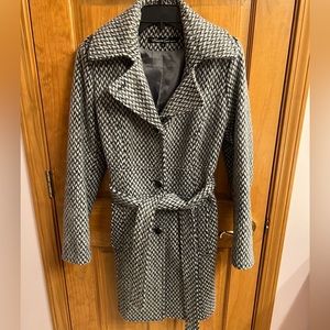Kenneth Cole Women’s single breast belted coat! Size 8!